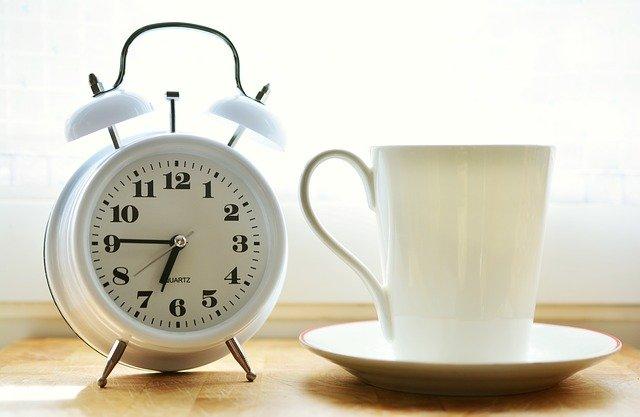 alarm clock mit kaffeetasse